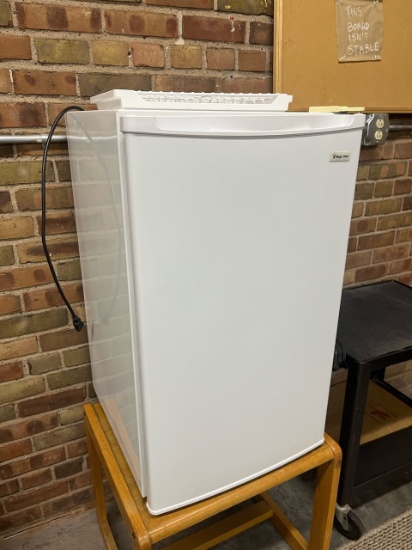 Loc: 4, FHC. Magic Chef Mini Fridge. This lot is located at: 601 Franklin St, Hancock, MI 49930