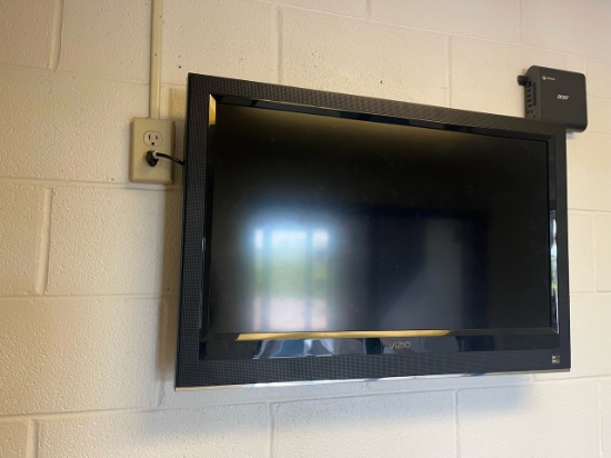 Loc: 4, bottom flr. Vizio 32" Flat Screen Tv w/ wall mount. This lot is located at: 601 Franklin St,