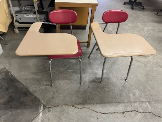 Loc: 4.14B. Lot of (2) School Desks. This lot is located at: 601 Franklin St, Hancock, MI 49930.