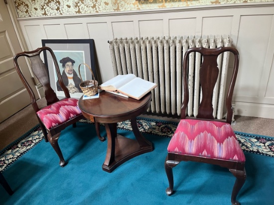 Loc: 8. Lot of (2) Chairs, End table, Entry way table and  rug 93"x109". This lot is located at: 612