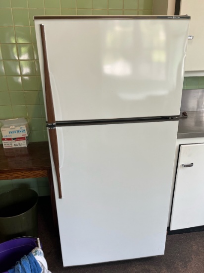 Loc: 8. G.E Refrigerator/freezer. This lot is located at: 612 Quincy St, Hancock, MI 49930. PLEASE N