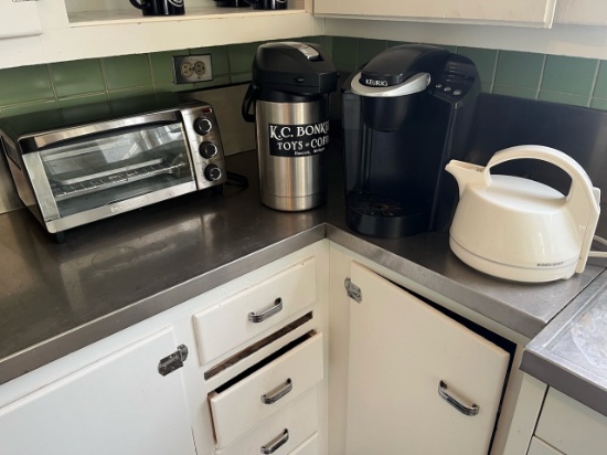 Loc: 8. Coffee maker and toaster. This lot is located at: 612 Quincy St, Hancock, MI 49930. PLEASE N