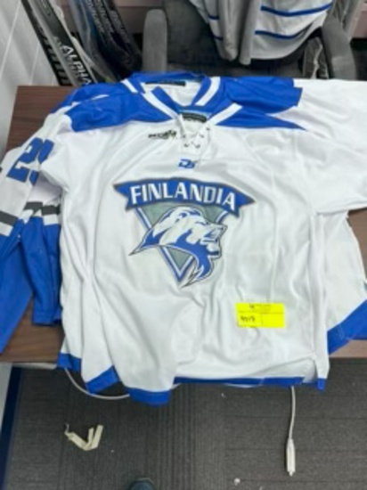 Loc: 2, Seminar A. DS Hockey Professional Jerseys, Numbers 3, 31, 7, 5, 6, 25. This lot is located a