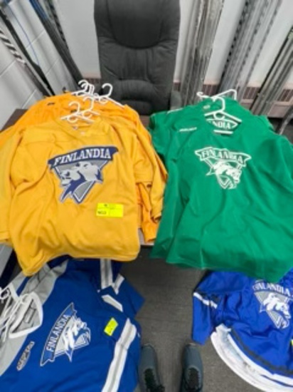 Loc: 2, Seminar A. Bauer Hockey Practice Jerseys - 10 X Green and 11 X Yellow Colors. This lot is lo