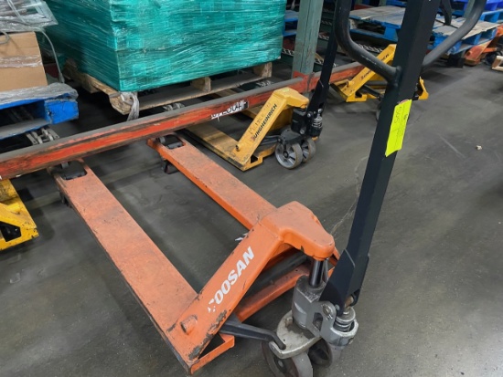 37-23-06 -  Manual Pallet Jack - Doosan