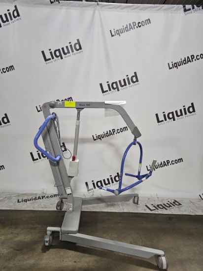 Arjo Maxi 500 with 4-Point Spreader Patient Lift