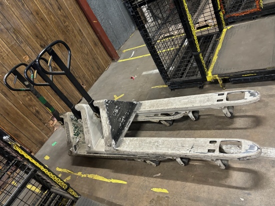 Loc: 6S. Manual Pallet Jack