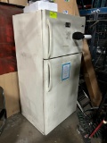 Refrigerator with Freezer