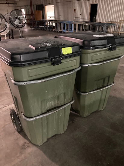 Trash/Recycliomg bins