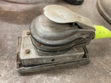 Palm Pad sanding machine