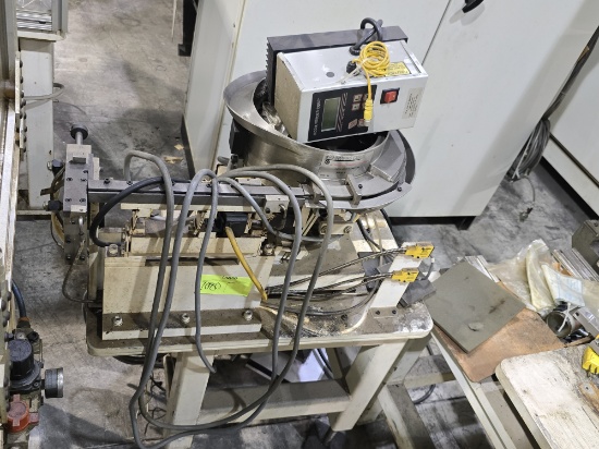 Moorfeed Vibratory Feeder Bowl with stand- and Rodix feeder cube