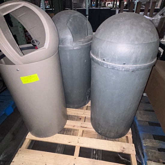 Tall trash cane with lids