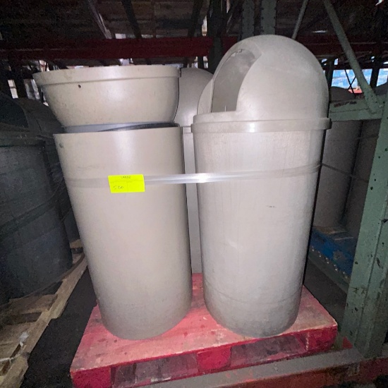 Tall trash cane with lids