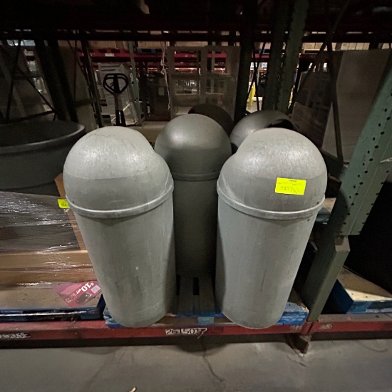 Lot of 5 trash cans