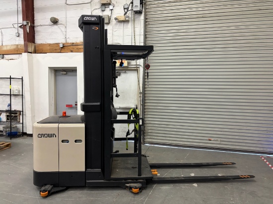 Crown Order Picker SP3510-30 - Located at 2700 Patterson Ave SE Grand Rapids MI, 49546