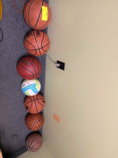 Lot of 7 basketballs & volleyball