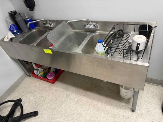 4 compartment sink with 2 faucets, incl. contents on and below sink with cleaning supplies