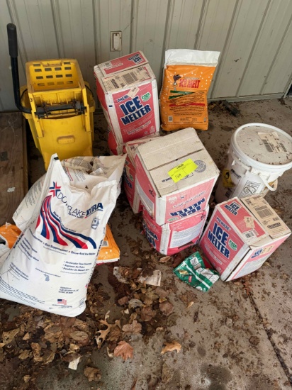 Lot of approx. 11 containers of ice melt