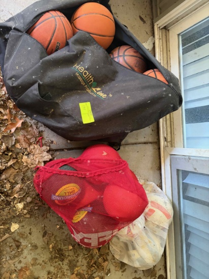 Lot of approx. 8 basket balls, approx. 6 dodge balls & approx. 3 soccer balls