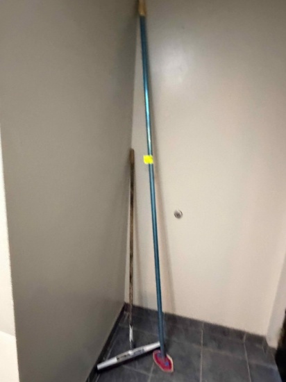 Lot of 2 floor cleaning tools