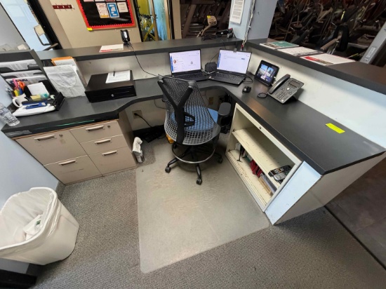 Lot incl. Office desk, chair, file cabinets, shredder, lockbox, wall shelf & whiteboards