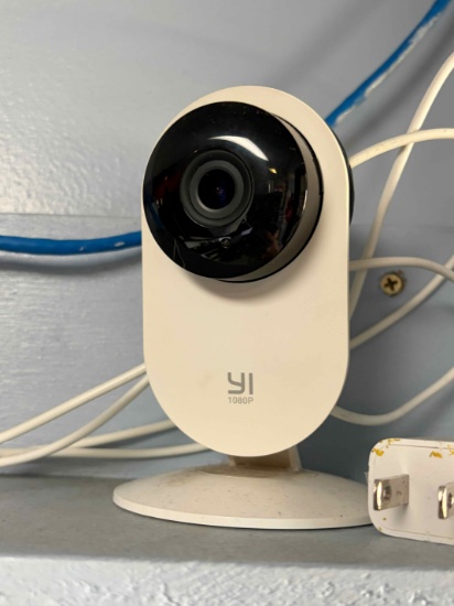Lot of approx 7 wifi security cameras
