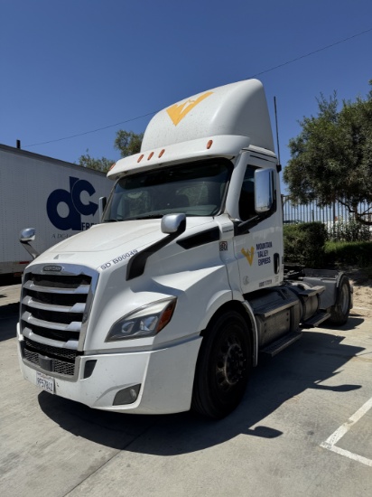 2020 Freightliner Cascadia Daycab Body Type: Chassis