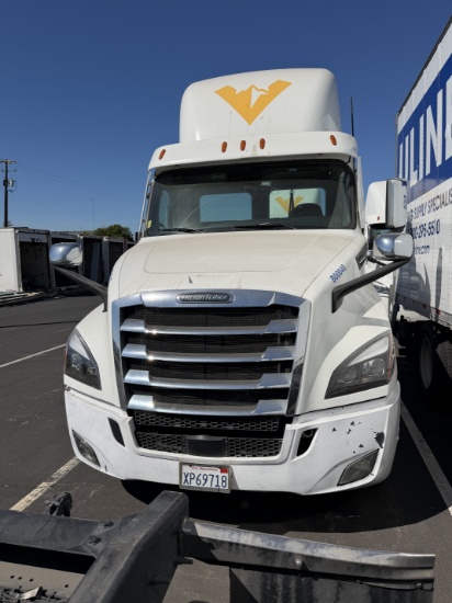 2020 Freightliner Cascadia Daycab Body Type: Chassis