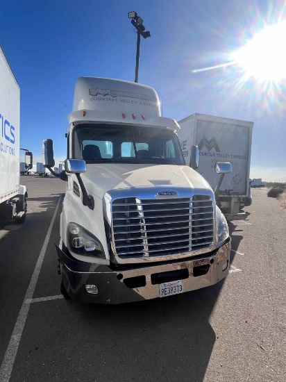 2015 Freightliner Cascadia Daycab Body Type: Chassis