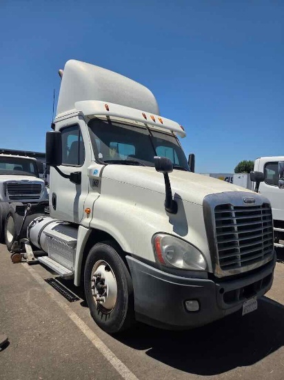 2014 Freightliner Cascadia Daycab Body Type: Chassis