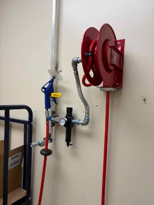 Retractable air hose and spray gun