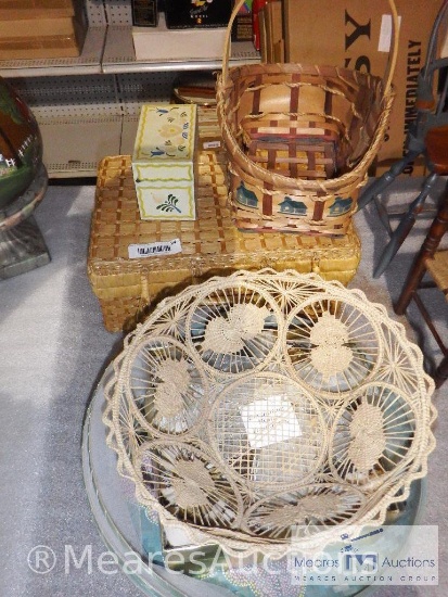 Large lot of baskets - decorative items