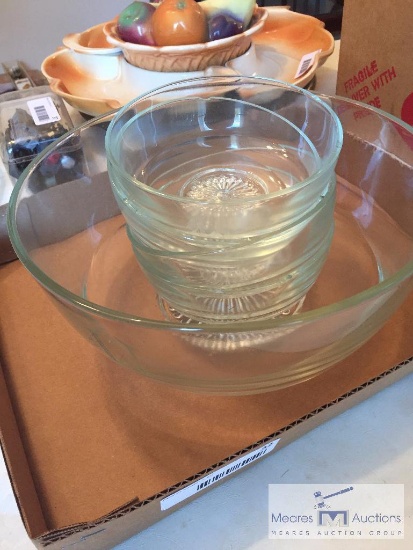 Glass serving bowl set