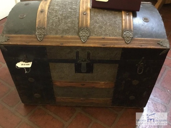 VINTAGE CAMELBACK TRUNK