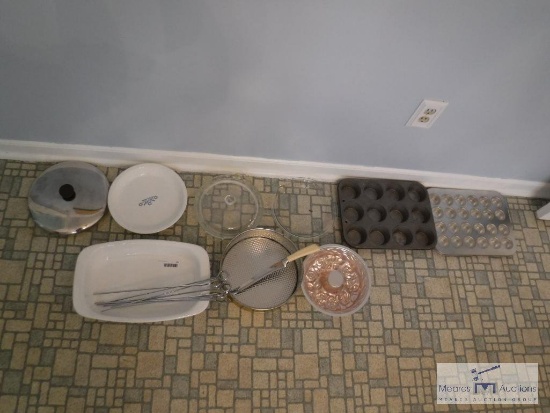 Mixed lot of Corningware and cooking items
