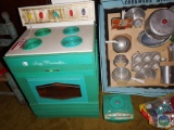 Suzy Homemaker Stove and Aluminum Cookware Miniatures
