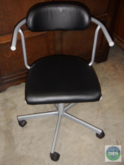 Rolling swivel desk chair