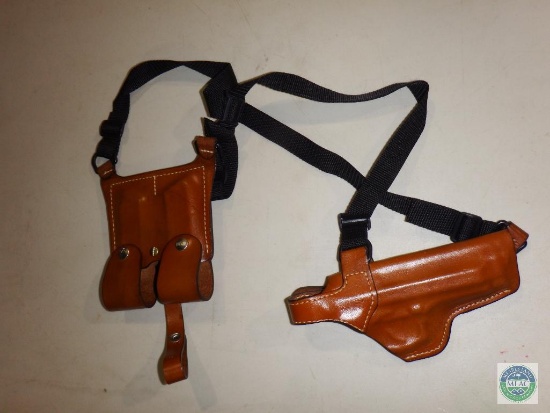 Leather shoulder holster for Beretta