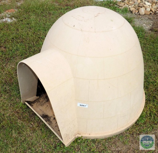 Large Igloo Style Doghouse
