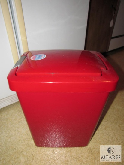 Sterlite 7.5 Gallon Trash Can