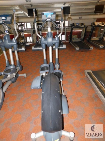 Nautilus Commercial Series E916 Electronic Elliptical Cardio Machine