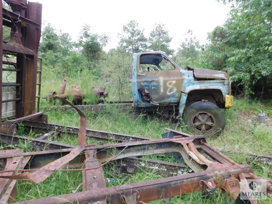 Lot of 5 (five) truck cabs and chassis