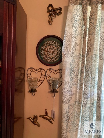 Wall Decorative Items in Office