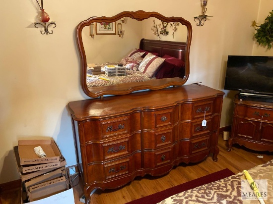 Bassett Furniture Nine Drawer Dresser with Mirror