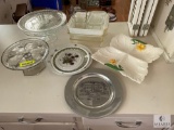 Mixed lot of kitchen serving items