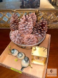 Lot Linden Clock, Bird Decoration and Asian-influenced bowl with pinecones