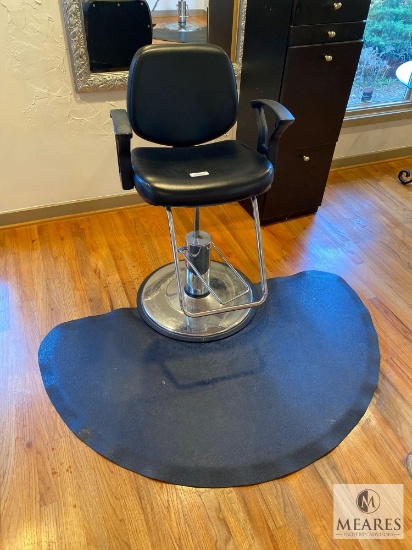 Hydraulic Salon/Barber Chair with Half Circle Anti-Fatigue Mat