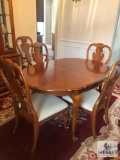 Universal Furniture Queen Anne Style Dining Room Set - Table with (2) Leaves & 6 Chairs