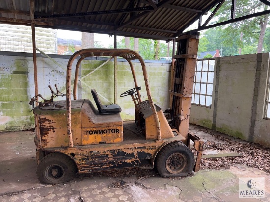 Towmotor Model 760P LP 7,000-pound Capacity Forklift