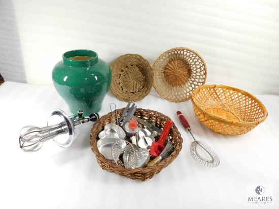 Box of Miscellaneous Kitchen Items